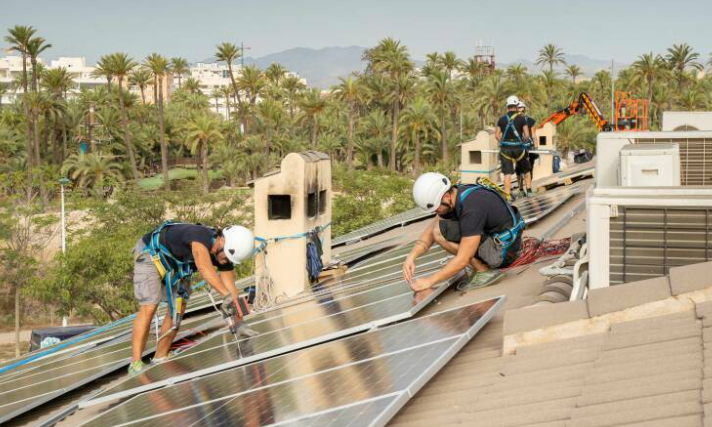 Elche perfila su oficina para asesorar en la instalación de solares y comunidades energéticas